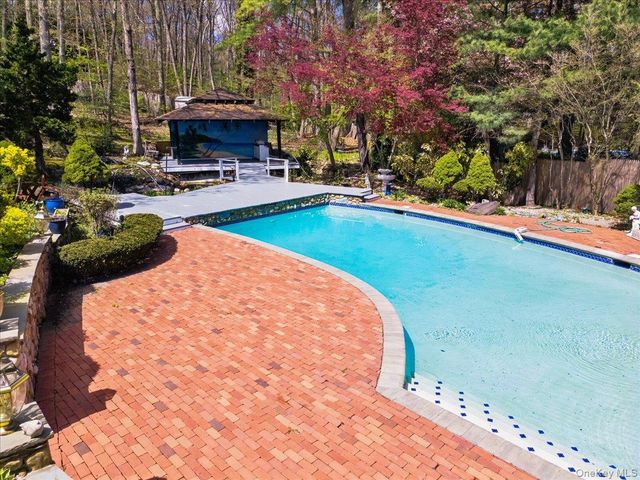 7 Stepping Stone Crescent, Dix Hills, NY 11746