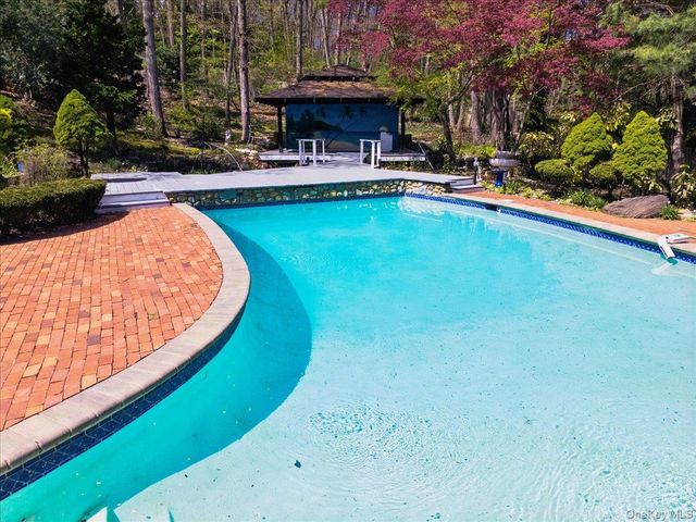 7 Stepping Stone Crescent, Dix Hills, NY 11746