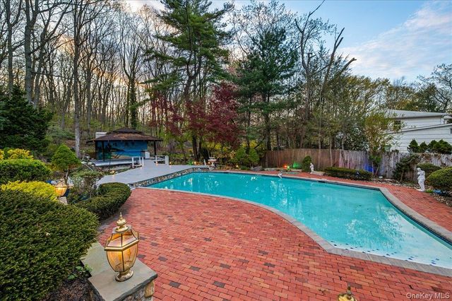 7 Stepping Stone Crescent, Dix Hills, NY 11746