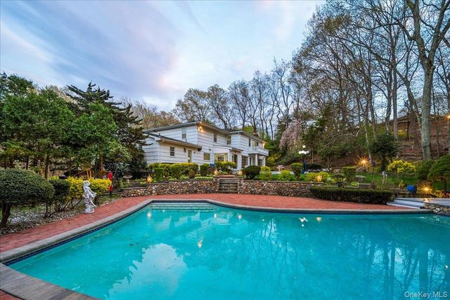 7 Stepping Stone Crescent, Dix Hills, NY 11746