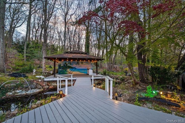 7 Stepping Stone Crescent, Dix Hills, NY 11746