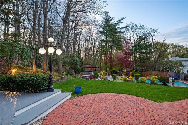 7 Stepping Stone Crescent, Dix Hills, NY 11746