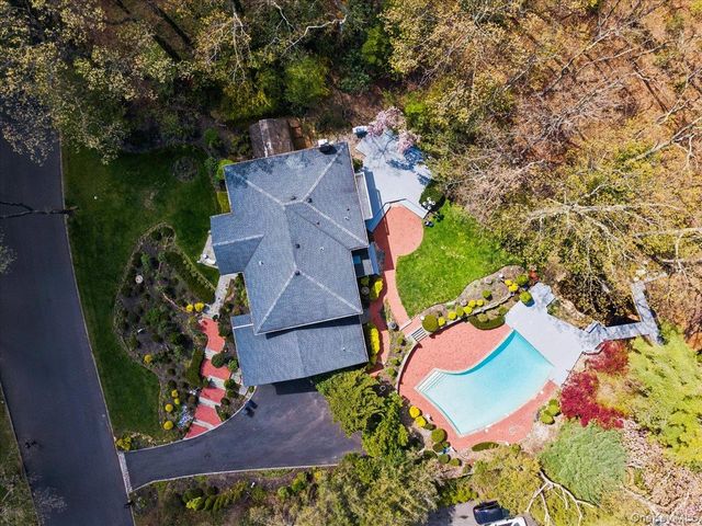 7 Stepping Stone Crescent, Dix Hills, NY 11746