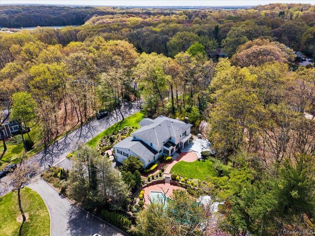 7 Stepping Stone Crescent, Dix Hills, NY 11746