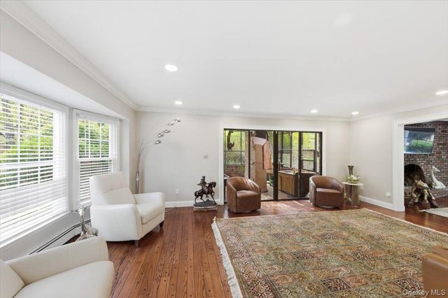 7 Stepping Stone Crescent, Dix Hills, NY 11746