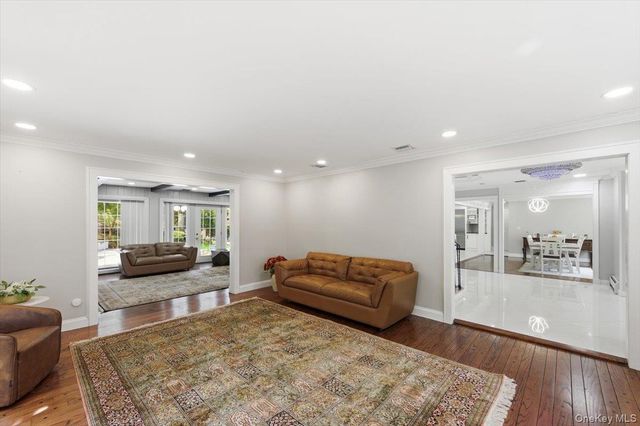 7 Stepping Stone Crescent, Dix Hills, NY 11746