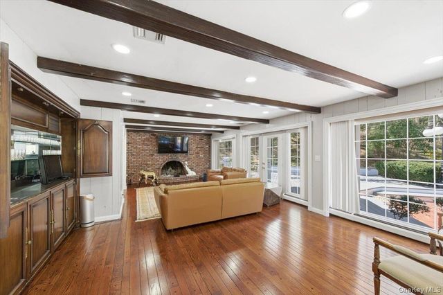 7 Stepping Stone Crescent, Dix Hills, NY 11746