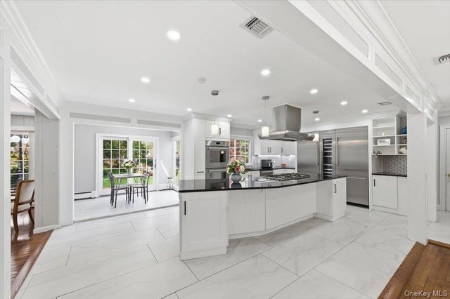 7 Stepping Stone Crescent, Dix Hills, NY 11746