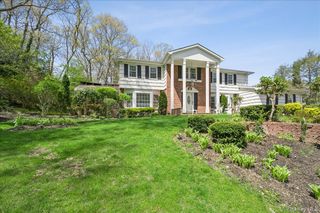 7 Stepping Stone Crescent, Dix Hills, NY 11746