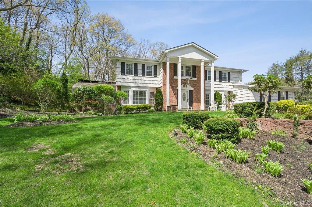 7 Stepping Stone Crescent, Dix Hills, NY 11746