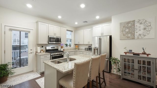 305 Saratoga Ct, Branchburg Twp., NJ 08876