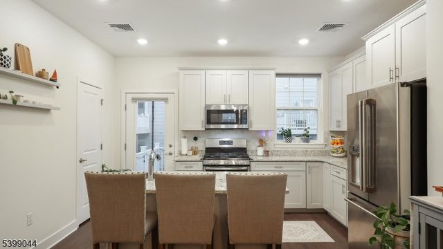 305 Saratoga Ct, Branchburg Twp., NJ 08876