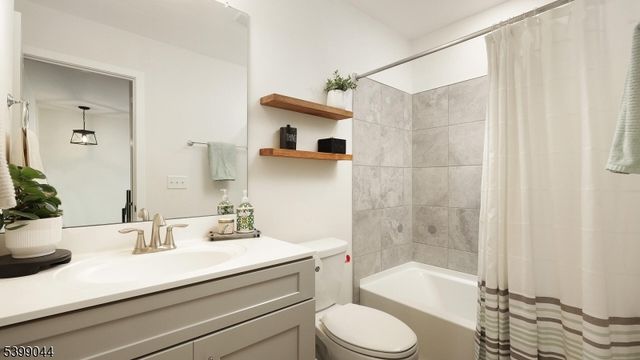 305 Saratoga Ct, Branchburg Twp., NJ 08876