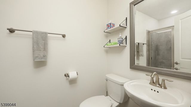 305 Saratoga Ct, Branchburg Twp., NJ 08876