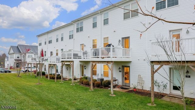 305 Saratoga Ct, Branchburg Twp., NJ 08876