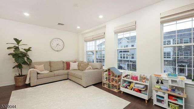 305 Saratoga Ct, Branchburg Twp., NJ 08876