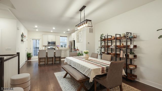 305 Saratoga Ct, Branchburg Twp., NJ 08876