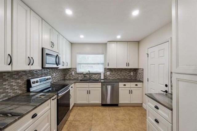 5246 MAYAPPLE CIRCLE, Orlando, FL 32821