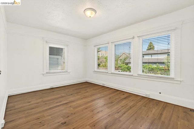 1070 Aileen St, Oakland, CA 94608