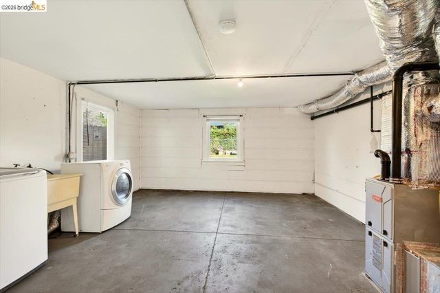 1070 Aileen St, Oakland, CA 94608