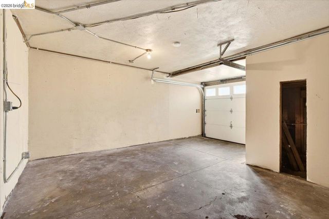 1070 Aileen St, Oakland, CA 94608