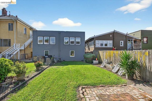 1070 Aileen St, Oakland, CA 94608