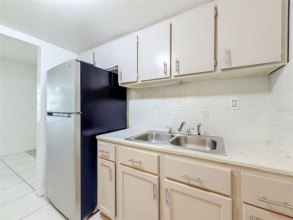 Image 7 of property listing at 1434 W HOLDEN AVENUE C-4, Orlando, FL 32839