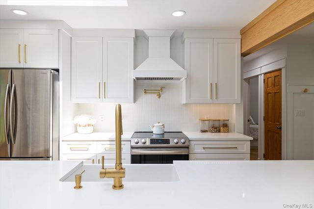 2 Meadowlark Lane, Huntington, NY 11743