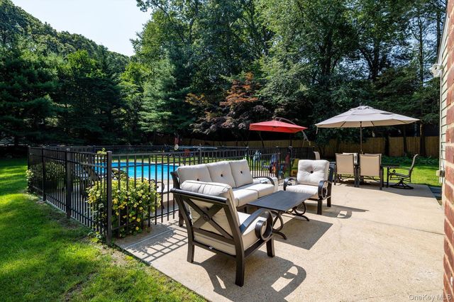 2 Meadowlark Lane, Huntington, NY 11743