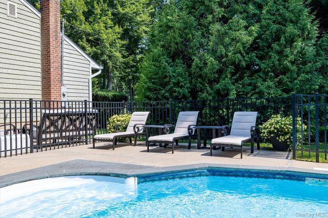 2 Meadowlark Lane, Huntington, NY 11743