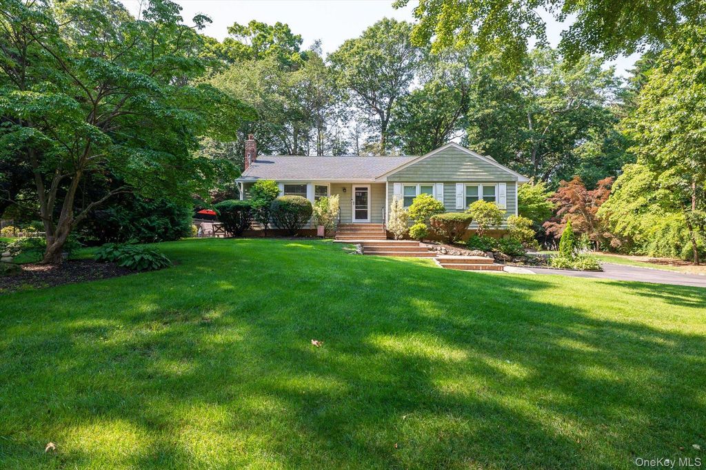 2 Meadowlark Lane, Huntington, NY 11743