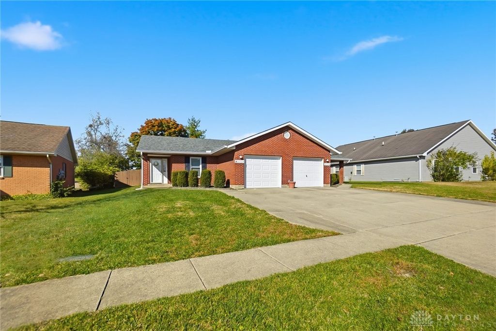 1073 Hunters Run Drive, Lebanon, OH 45036