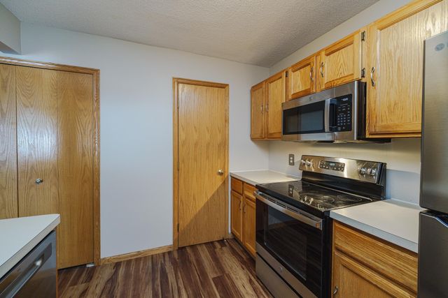 2005 Southcross Drive W 1003, Burnsville, MN 55306