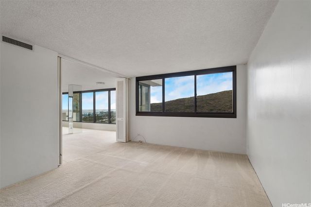 250 Kawaihae Street 16B, Honolulu, HI 96825