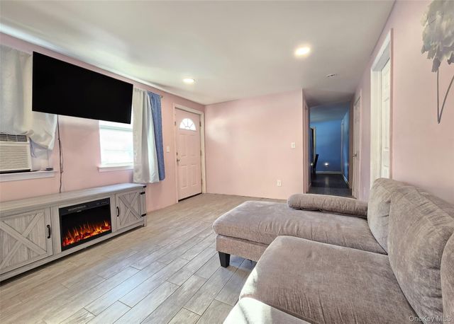 54 Beacon Street, Shirley, NY 11967