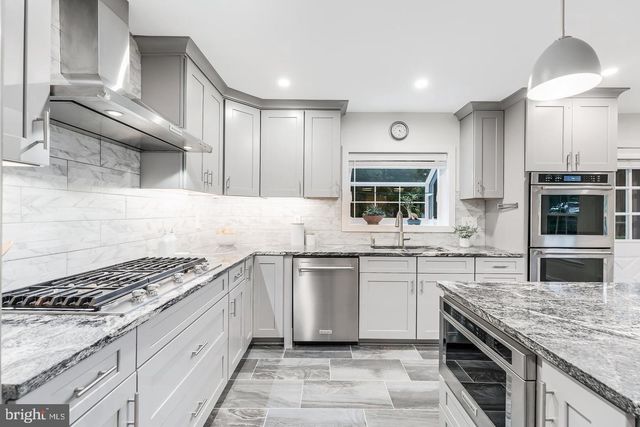 10812 HUNT CLUB RD, Reston, VA 20190