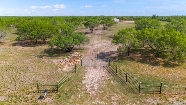 527 County Road 334, Charlotte, TX 78011