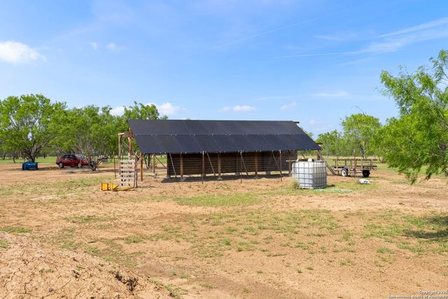 527 County Road 334, Charlotte, TX 78011
