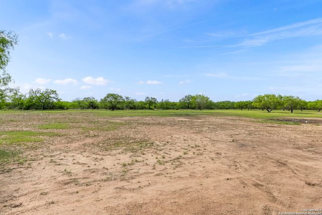 527 County Road 334, Charlotte, TX 78011