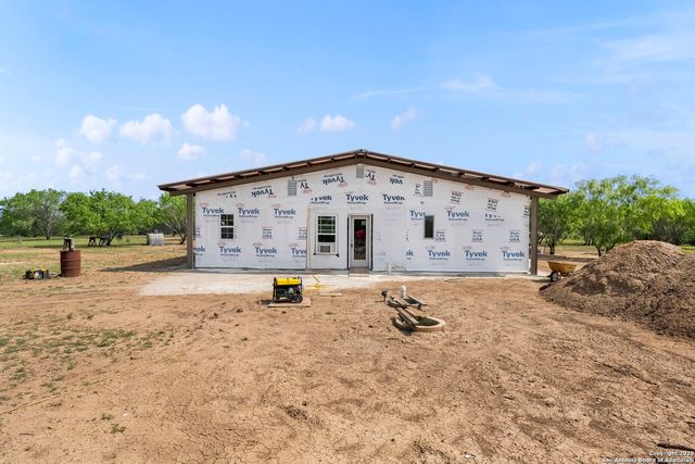 527 County Road 334, Charlotte, TX 78011
