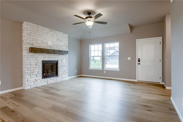 18400 W 205th Street, Spring Hill, KS 66083