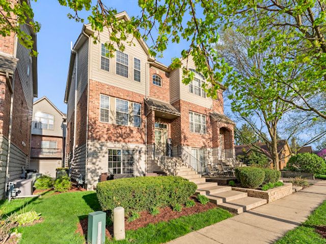 265 N WILMETTE Avenue, Westmont, IL 60559