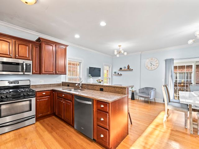 265 N WILMETTE Avenue, Westmont, IL 60559