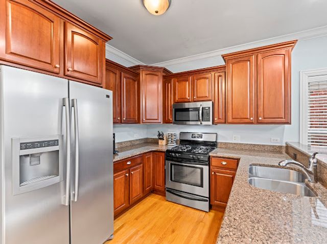 265 N WILMETTE Avenue, Westmont, IL 60559
