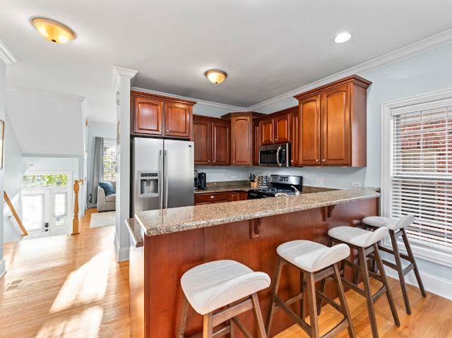265 N WILMETTE Avenue, Westmont, IL 60559