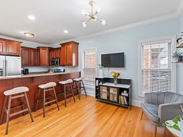 265 N WILMETTE Avenue, Westmont, IL 60559