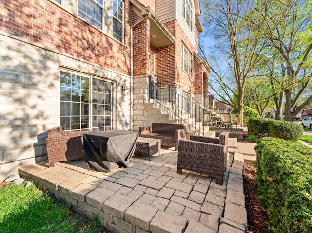 265 N WILMETTE Avenue, Westmont, IL 60559