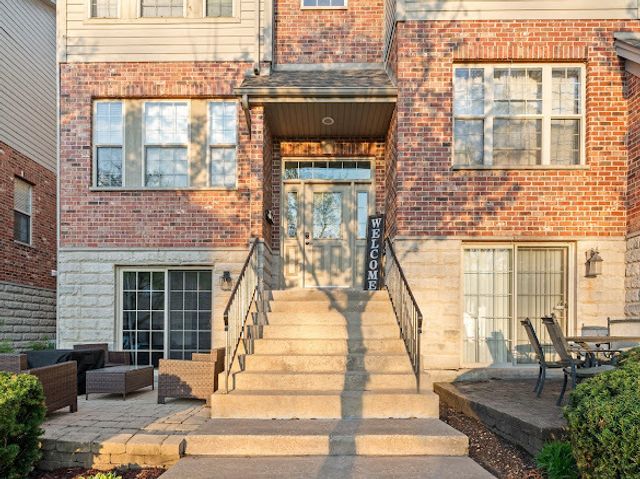 265 N WILMETTE Avenue, Westmont, IL 60559