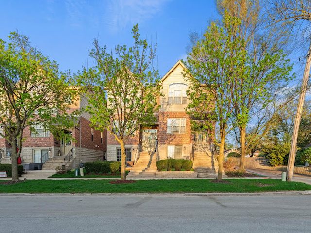 265 N WILMETTE Avenue, Westmont, IL 60559