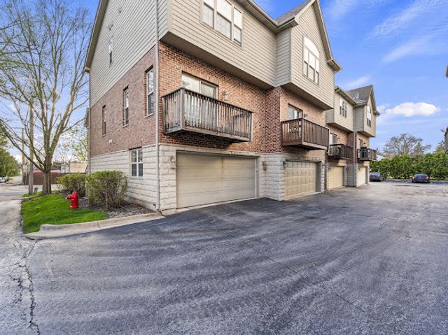 265 N WILMETTE Avenue, Westmont, IL 60559